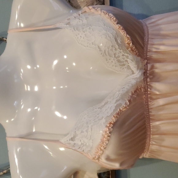 Vintage Robe and Gown by Miss Elaine - Picture 13 of 17